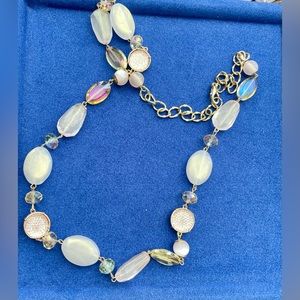 Very pretty necklace in gold tones